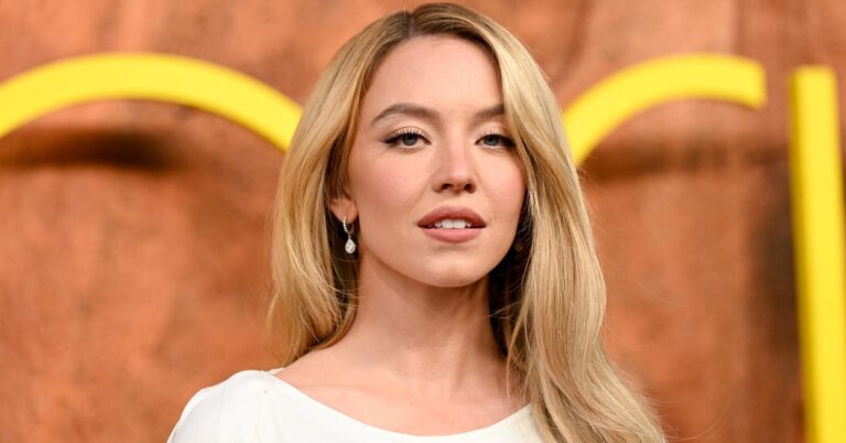 "Sydney Forgot She Was Acting": This Controversial "Euphoria" Scene Has Everyone Talking About Sydney Sweeney's Republican Politics All Over Again