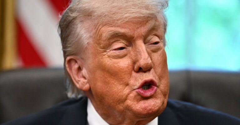 This New Picture Of Trump's Hands During A Recent Event Is Going Super Viral