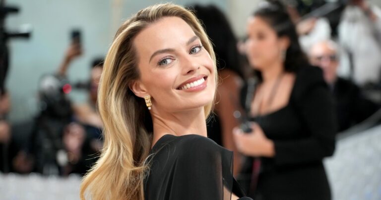 Margot Robbie’s Off-Duty Jeans Channel New York Rich-Girl Style