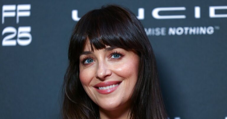 Dakota Johnson’s Trendy Red Shoulder Bag Look Is on Amazon