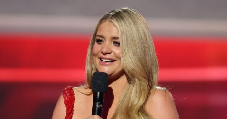 Lauren Alaina Breaks Down in Tears at 2026 ACM Awards