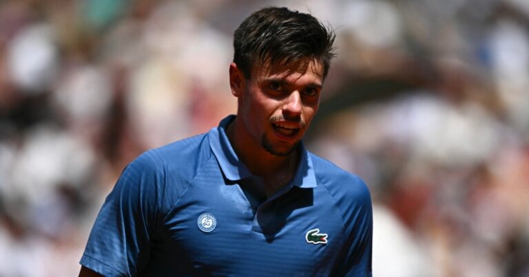 Arthur Gea Tells Umpire He ‘Cannot Wait’ to Use the Bathroom