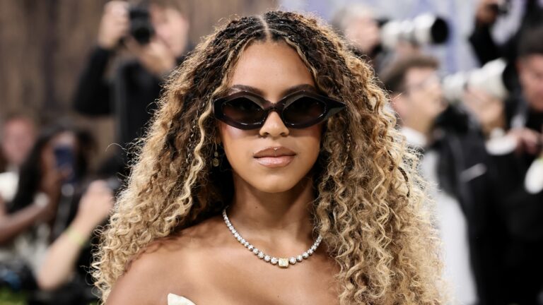 Team Directs Her While She Poses At Met Gala (WATCH)