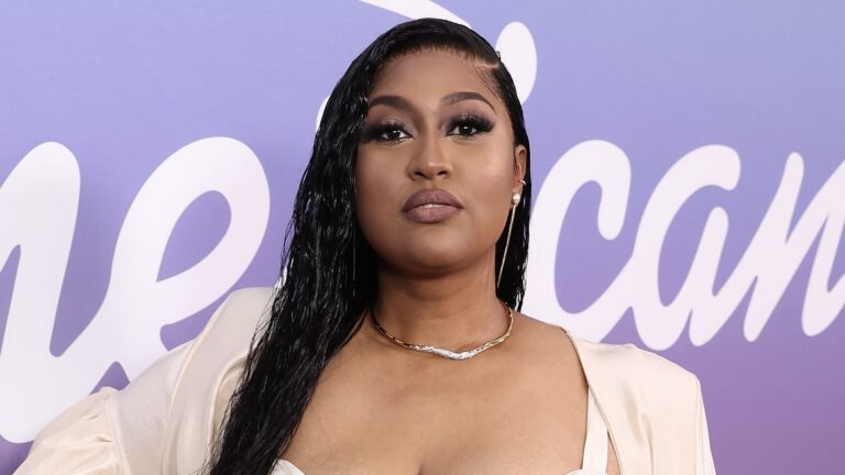 Jazmine Sullivan STUNS W/ Apparent Weight Loss (VIDEOS)