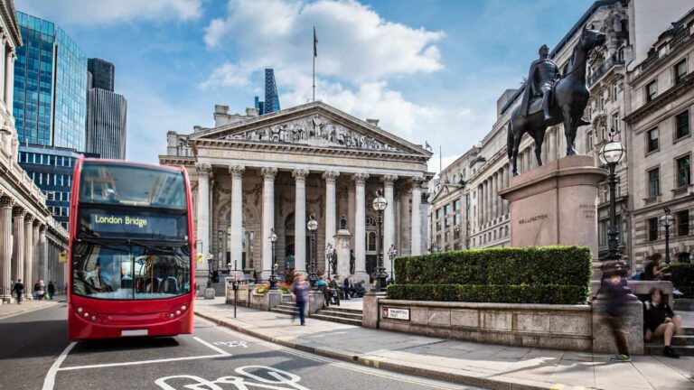 2 top growth shares to consider on the London Stock Exchange