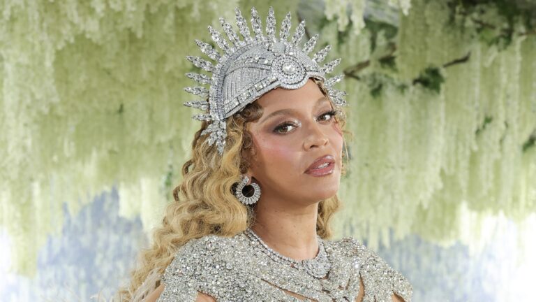 Wardrobe Change At Met Gala (PHOTOS)
