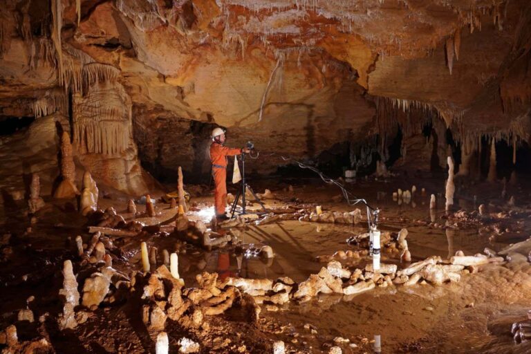 Neanderthal ‘kneeprint’ found next to mysterious stalagmite circle