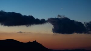 3 planets will line up in the night sky on May 27 — Here’s where to look for the mini planetary parade