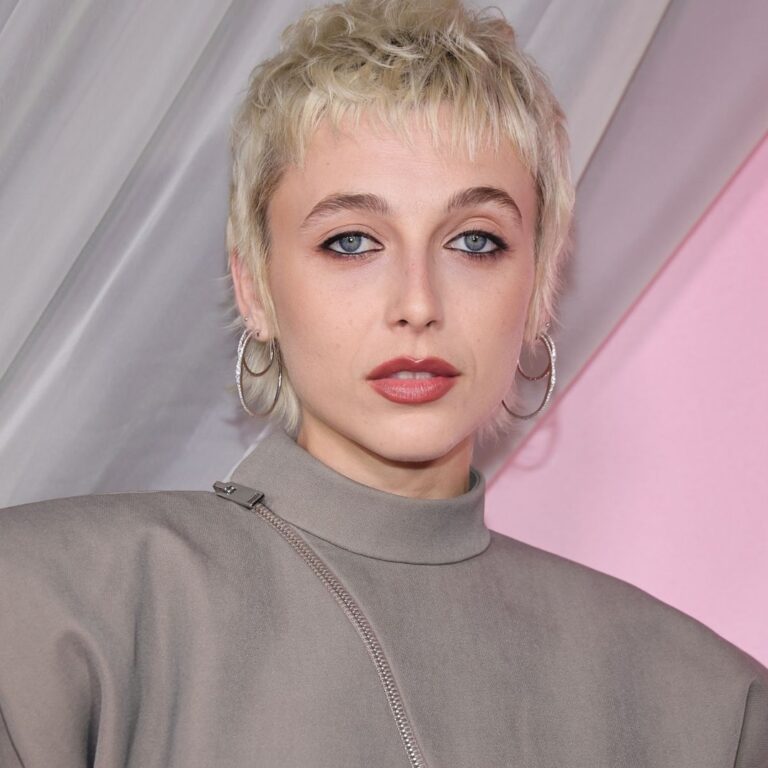  Emma Chamberlain Unrecognizable With Long Hair Look