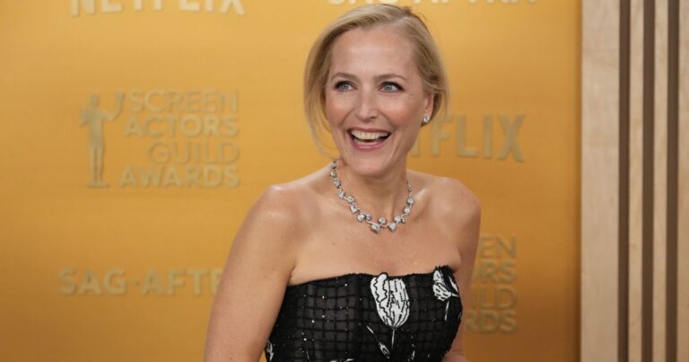 Gillian Anderson’s Loose Summer Dress Is Hamptons-Level Chic