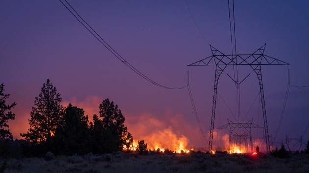 Edison slips as fast-moving fire causes evacuations northwest of Los Angeles (EIX:NYSE)