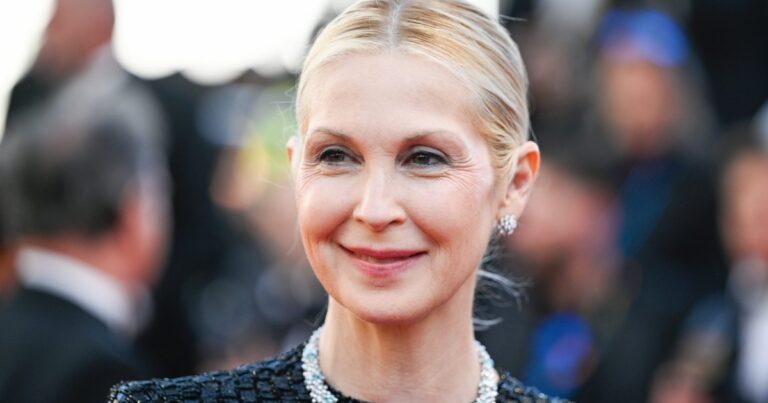 Kelly Rutherford’s Midi Dress Gives NYC Rich Mom Vibes