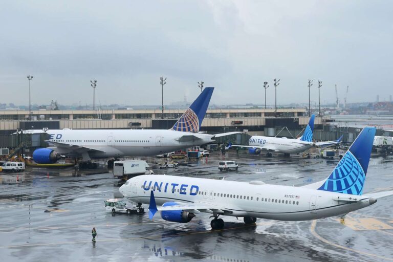 United Flight Strikes Light Pole and Tractor-Trailer on New Jersey Turnpike During Landing