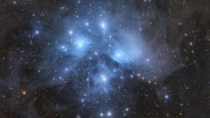 Astrophotographer captures Pleiades ‘Seven Sisters’ glowing through ghostly blue veil
