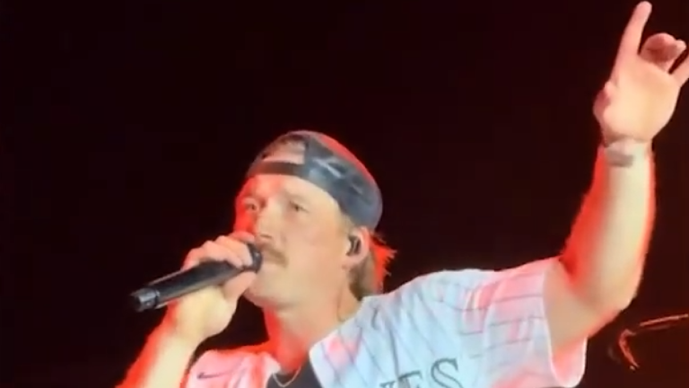 Morgan Wallen Overturns Piano After Technical Difficulties