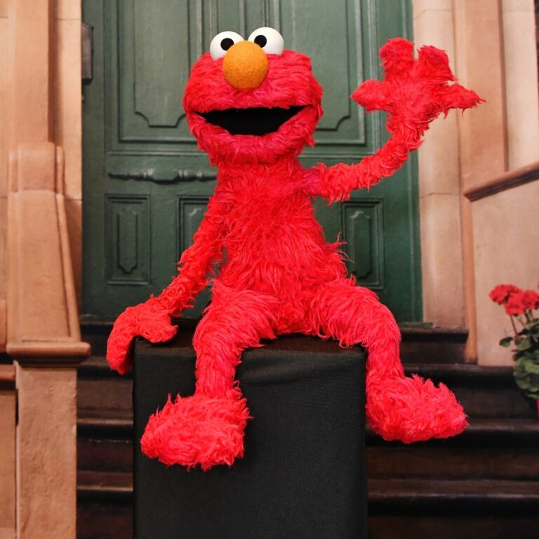 Elmo Reacts to Being Bullied for Not Supporting New York Knicks
