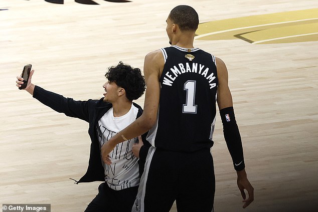 NBA Finals thriller interrupted as rude fan storms court to take selfie with Spurs’ Victor Wembanyama before being swarmed by security