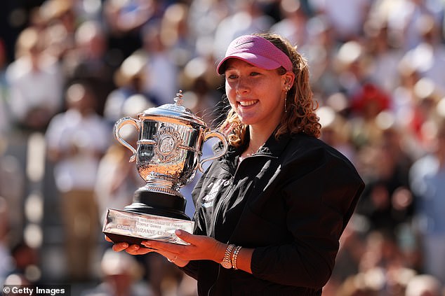Mirra Andreeva wins her first ever Grand Slam and ends the fairytale run of qualifier Maja Chwalinska – as Russian teen thanks HERSELF in French Open trophy ceremony