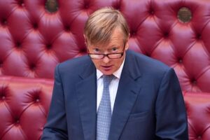 Under-18s should now be barred from ‘doomscrolling’ on phones after 9pm watershed, urges ex-minister who prompted Keir Starmer’s tech U-turn
