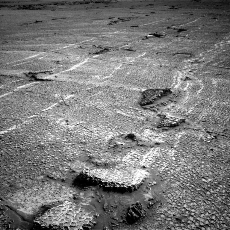 Curiosity Blog, Sols 4927–4933: Let’s Drive to That Smooth Area – NASA Science