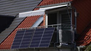 How ‘balcony solar’ could help fight rising utility costs » Yale Climate Connections
