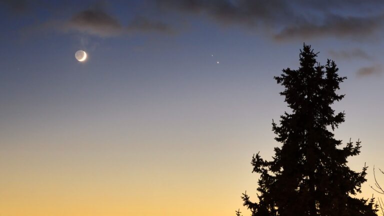 Don’t miss the moon and Saturn put on a spectacular show before sunrise June 10