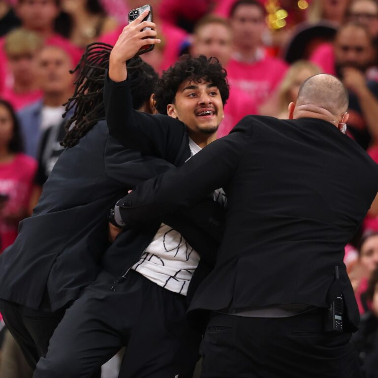 NBA Fans Banned for Life After Running on Court at Knicks, Spurs Game