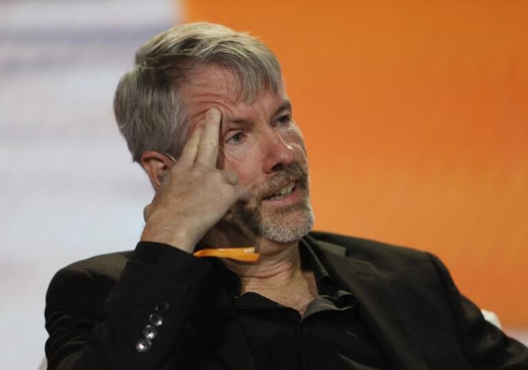 Michael Saylor’s MSTR should pause its bitcoin (BTC) buying and rebuild cash
