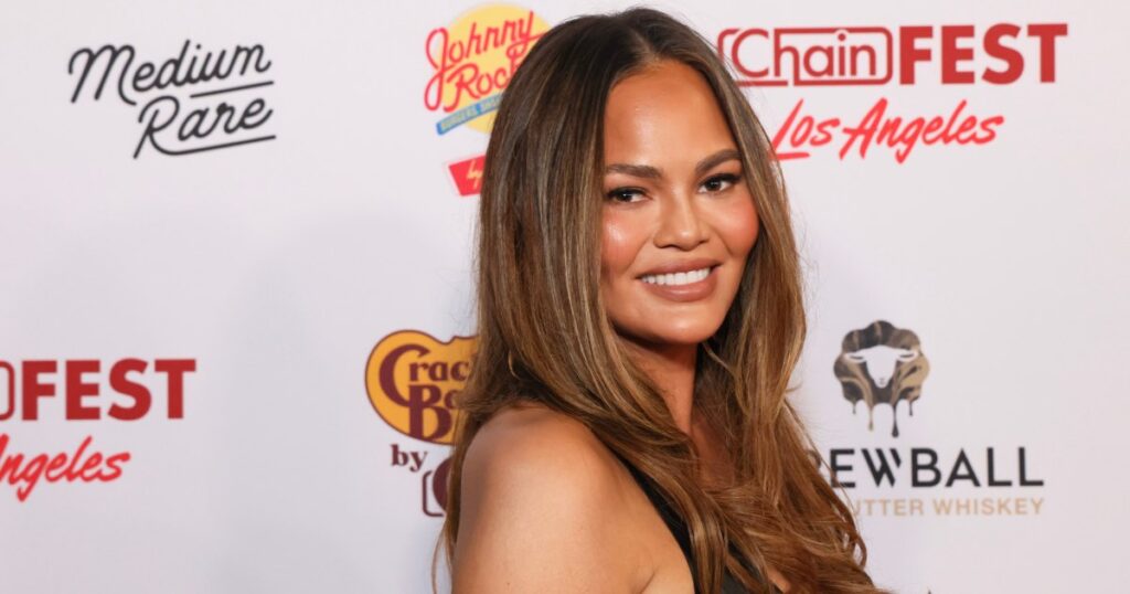 Chrissy Teigen’s Barrel Jeans Are Summer’s Cool-Girl Denim Trend