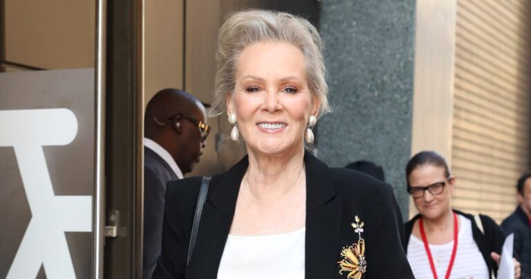 Jean Smart’s Flowy Pants Style Flatters Women Over 50