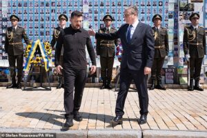 Keir Starmer makes farewell trip to Kyiv after more die in Russian drone strikes