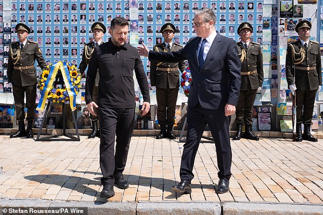 Keir Starmer makes farewell trip to Kyiv after more die in Russian drone strikes