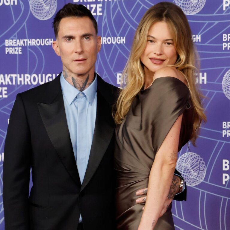 Adam Levine’s Onstage Moment With Behati Prinsloo, Daughter Dusty