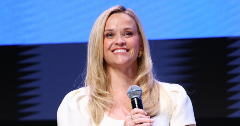 Reese Witherspoon’s Wide-Leg Jeans Style Flatters Petites