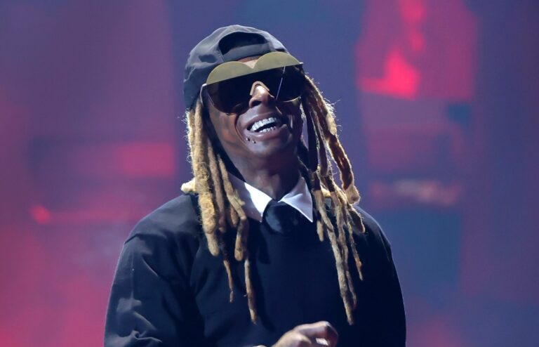 Lil Wayne Sets The internet Off After Flexing His Abs At Concert