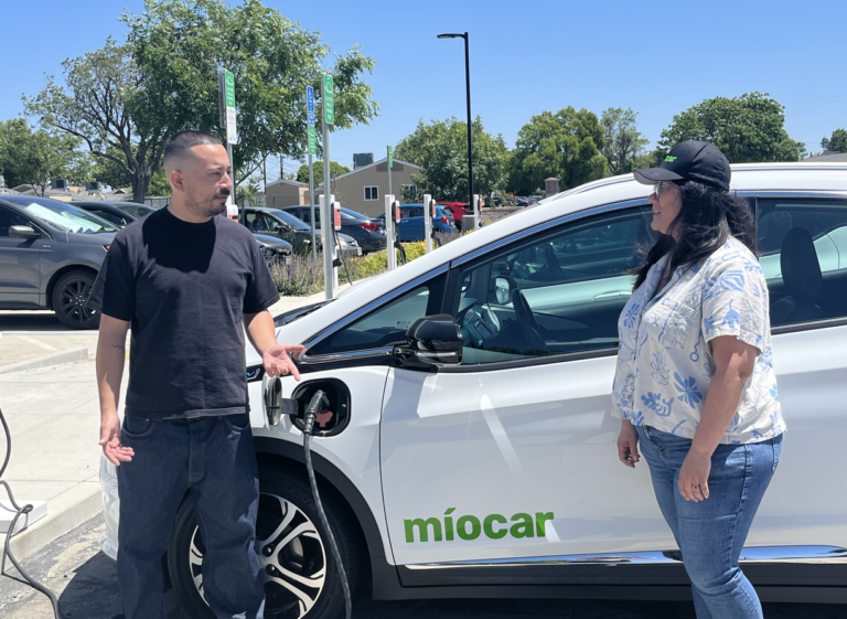 El programa Míocar de California ayuda a residentes a encontrar transporte accesible que no contribuye al esmog ni a la contaminación por carbono » Yale Climate Connections