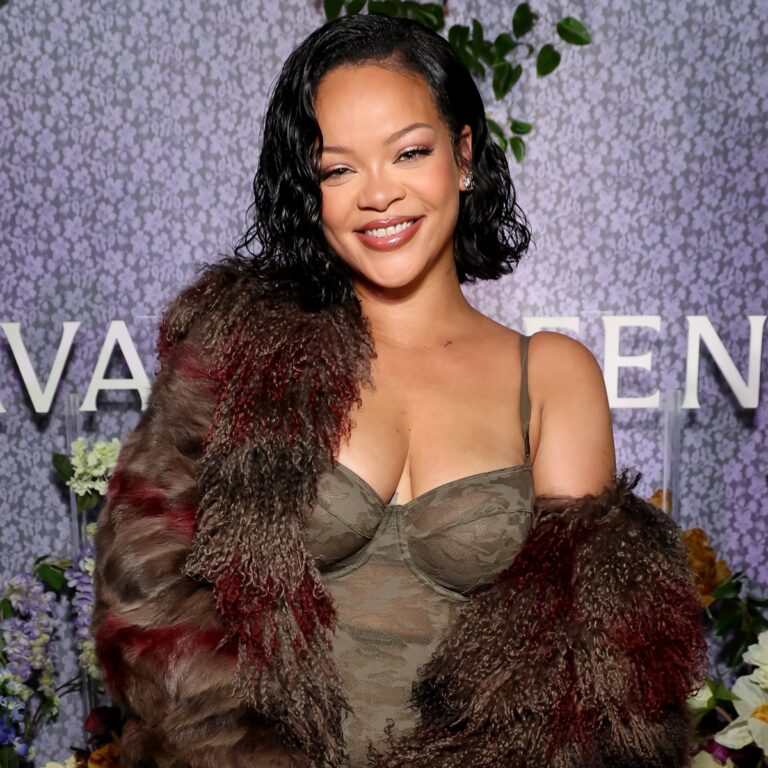Rihanna Performs for First Time in Years at Jay-Z’s NYC Concert