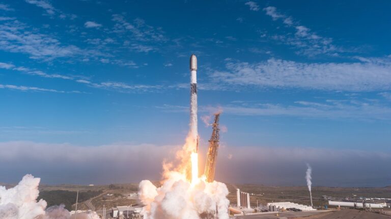SpaceX launches 24 Starlink satellites to orbit in wake of Starship test flight (video)