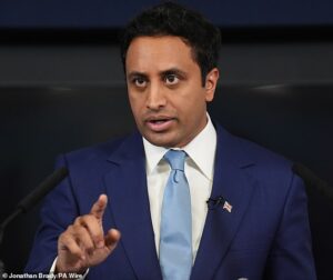 Navy to tow boats back to France, says Reform: Party unveils ‘Operation Fortress’ to combat Channel migrants