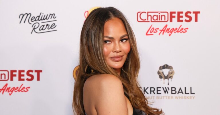 Chrissy Teigen’s California-Cool Barrel Jeans Style Is on Amazon