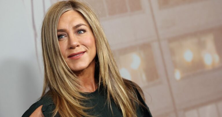 Jennifer Aniston’s ’90s-Inspired Weekender Tote Look Is Only $20