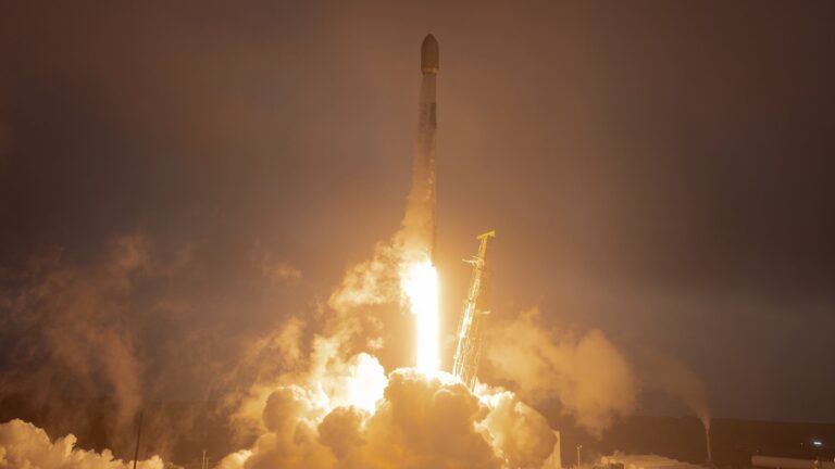SpaceX launches 24 Starlink satellites to orbit from California (photos)