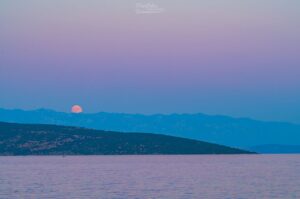 APOD: 2026 August 1 – Buck Moon and Belt of Venus
