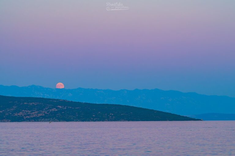APOD: 2026 August 1 – Buck Moon and Belt of Venus